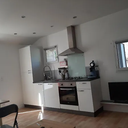 Location 45 M² - 2 Ch Avec Jardin Privatif Vakantiehuis